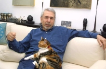 Νίκος Δήμου: Συνέντευξη με τον συγγραφέα για το νέο του βιβλίο «Η αντίσταση στον Δαρβίνο και άλλα 13 ετερόδοξα κείμενα» που κυκλοφορεί από τις εκδόσεις Πατάκη.