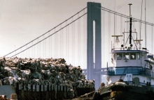  H φορτηγίδα με την ονομασία Mobro 4000 που περιφερόταν μεταφέροντας πάνω από 3.000 τόνους σκουπιδιών