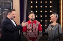 H Sophia the Robot στον Γρηγόρη Αρναούτογλου