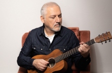 Νίκος Πορτοκάλογλου: Συνέντευξη για το νέο του άλμπουμ, το Μουσικό Κουτί, τα τραγούδια του και τη ζωή του.