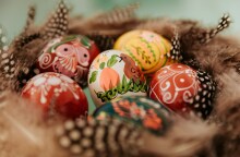 Πασχαλινά αυγά σε διάφορα χρώματα και με διάφορες ζωγραφιές