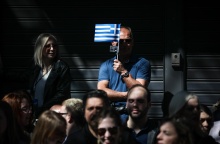 Πολίτες με σημαία στο χέρι σε δρόμο της Αθήνας