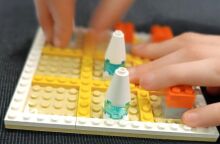 Θεσσαλονίκη: Επιτραπέζιο παιχνίδι για τυφλούς, από επαναχρησιμοποιημένα τουβλάκια, κατασκεύασαν μαθητές του Ειδικού Γυμνασίου-Λυκείου Κωφών και Βαρηκόων.