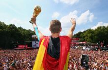 Γερμανία: Η Nike εκτοπίζει την Adidas ως προμηθευτής της Ομοσπονδίας Ποδοσφαίρου - Έπειτα από 77 χρόνια συνεργασίας - Βροχή σχολίων στα ΜΜΕ. 