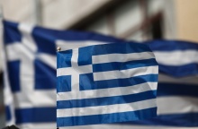 Ελληνική σημαία μπροστά από μία μεγαλύτερη ελληνική σημαία