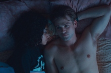 «One day»: Έχει κάτι απολαυστικό να πλαντάζεις στο κλάμα με μια σειρά στο Netflix