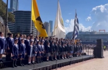 Ομογενείς της Αυστραλίας τραγουδούν τον Εθνικό Ύμνο έξω από την όπερα του Σίδνεϊ