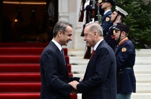Ο Κυριάκος Μητσοτάκης με τον Ρετζέπ Ταγίπ Ερντογάν ανταλάσσουν χειραψία κατά τη συνάντησή τους τον Δεκέμβριο στην Αθήνα