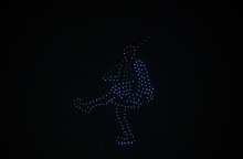 Εύζωνας σχηματισμένος από drone στον ουρανό της Αθήνας