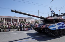 Άρμα μάχης παρελαύνει κατά τη στρατιωτική παρέλαση για την 25η Μαρτίου στην Αθήνα