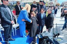 57 τριαντάφυλλα στην εξέδρα των επισήμων για τους νεκρούς στα Τέμπη