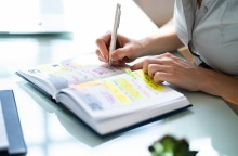 Γυναίκα γράφει στο ημερολόγιο της