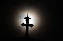 Η Πανσέληνος Μαρτίου κοσμεί τον νυχτερινό ουρανό