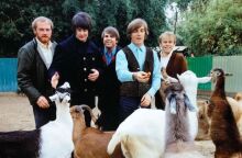 The Beach Boys: Νέο ντοκιμαντέρ για το συγκρότημα που έφερε επανάσταση στην ποπ μουσική τη δεκαετία του 1960 - Θα κάνει πρεμιέρα στo Disney+ τον Μάιο.