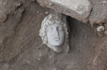 Πανεπιστημιακή Ανασκαφή Φιλίππων: Μια κεφαλή αγάλματος Απόλλωνα, του 2ου ή αρχών του 3ου αι. μ. Χ., μεταξύ των ευρημάτων της ανασκαφικής περιόδου 2023.