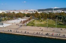 Θεσσαλονίκη: Ξεκίνησε η φύτευση 500 νέων δέντρων στη Νέα Παραλία - Προτεραιότητα η πράσινη και βιώσιμη πόλη, δηλώνει ο δήμαρχος Στέλιος Αγγελούδης.