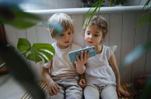 Καναδάς: Σχολεία προσφεύγουν στη δικαιοσύνη σε βάρος των τεχνολογικών κολοσσών, τους οποίους κατηγορούν για διατάραξη της μάθησης.