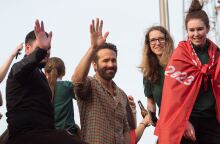 Η Ρέξαμ ανακοίνωσε ότι οφείλει σε Ρέινολντς και ΜακΕλχένι 9 εκατομμύρια λίρες