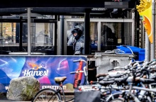 Αστυνομικοί κοντά στην καφετέρια όπου εκτυλίχθηκε η ομηρία στην Ολλανδία