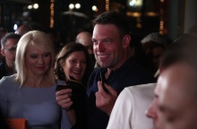 Ο Στέφανος Κασσελάκης γιόρτασε τα γενέθλιά του με φίλους και συνεργάτες στου Ψυρρή