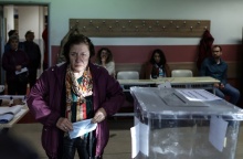 Γυναίκα με τον φάκελο με το ψηφοδέλτιο στο χέρι σε εκλογικό κέντρο της Τουρκίας