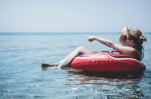 Γυναίκα πάνω σε φουσκωτή κουλούρα