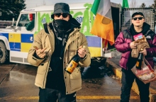 Kneecap: Το rap trio από την Ιρλανδία μοιράστηκε το single «Fine Art» από το ντεμπούτο άλμπουμ που θα κυκλοφορήσει στις 14 Ιουνίου.