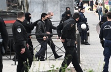 Ο Ηλίας Μίχος κατά τη μεταφορά του στο δικαστήριο 