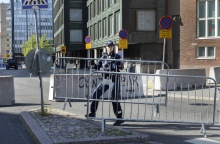 Αστυνομικός στη Φινλανδία τοποθετεί κάγκελα για να απαγορεύσει την πρόσβαση