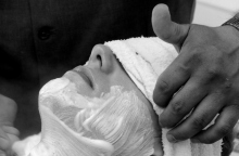 Η Γιάννης που θέλει ξύρισμα και η συνολική υποταγή στο ατομικό παραμύθι  