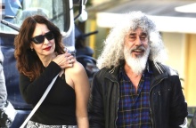 Γιάννης Γιοκαρίνης - Σοφία Μιχαλοπούλου πιασμένοι χέρι - χέρι έξω από την Ευελπίδων