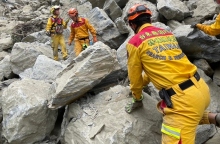 Διασώστες στο σημείο όπου υπάρχουν συντρίμμια μετά τον σεισμό στην Ταϊβάν