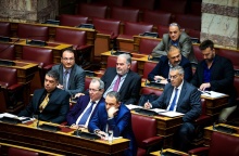 Οι βουλευτές του κόμματος «Σπαρτιάτες» κάθονται στα έδρανα της Βουλής