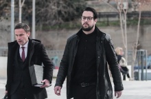 Ο Μάνος Δασκαλάκης προσέρχεται με τον συνήγορό του στο δικαστήριο