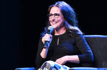 «Wiser Than Me»: Οι χαρές και οι λύπες του να μεγαλώνεις