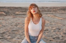 Η Taylor Swift στην παραλία με τζιν και λευκό μπλουζάκι