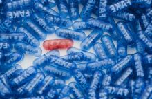 Λεζάντες που αποτυπώνουν μία αληθινή είδηση ανάμεσα σε πολλές ψεύτικες