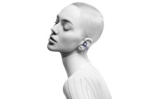 Κοπέλα που φοράει τα ακουστικά