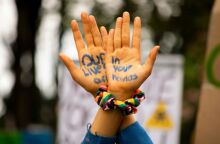 Η ζωή μας είναι στα χέρια σας, το σύνθημα που αναγράφεται στις παλάμες μιας διαδηλώτριας για το περιβάλλον