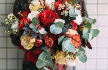 Γυναίκα κρατά μπουκέτο με λουλούδια στα χέρια