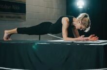 Η 58χρονη κατά την διαδικασία του ρεκόρ γκίνες κάνοντας σανίδα