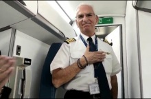 Ο κυβερνήτης πολιτικού αεροσκάφους πέταξε από την Χίο για Αθήνα για τελευταία φορά ως κυβερνήτης λόγω συνταξιοδότησης