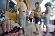 Συνταξιούχοι περιμένουν στην ουρά ΑΤΜ για ανάληψη της σύνταξης