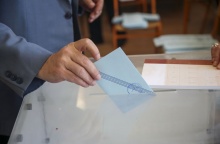 Γαλάζιο φακελάκι και χέρι που το ρίχνει στην κάλπη των Ευρωεκλογών