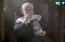 Σάλος με «βλάσφημη» διαφήμιση στην Ιταλία - Δείχνει μοναχές να τρώνε πατατάκια αντί για όστια