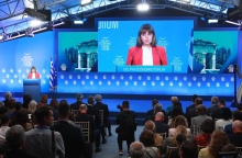 H Πρόεδρος της Δημοκρατίας, Κατερίνα Σακελλαροπούλου, στο 9ο Οικονομικό Φόρουμ των Δελφών