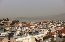 Η αφρικανική σκόνη δεν επιτρέπει να δούμε τον ορίζοντα πάνω από τις ταράτσες των κτιρίων στην Αττική