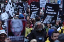 Πολίτες διαδηλώνουν υπέρ της παύσης δίωξης του Ασάνζ