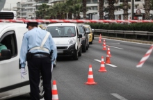 Τροχονόμος επιβάλλει κυκλοφοριακές ρυθμίσεις στον δρόμο