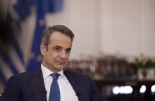 Ο Κυριάκος Μητσοτάκης στο γραφείο του στο Μέγαρο Μαξίμου κατά τη διάρκεια της συνέντευξής του στην εκπομπή «Καλημέρα Ελλάδα» στον Ant1